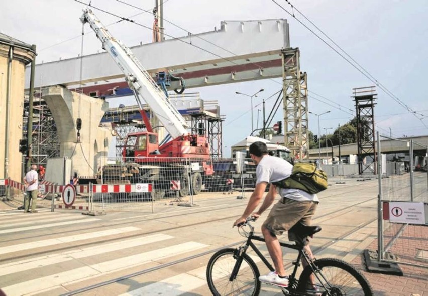 Nad skrzyżowaniem rosną estakady, po których pojadą pociągi