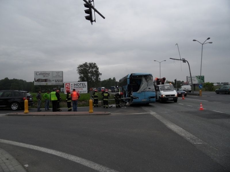 Korek na DK1 w Pszczynie. Autobus uderzył w słup [ZDJĘCIA]