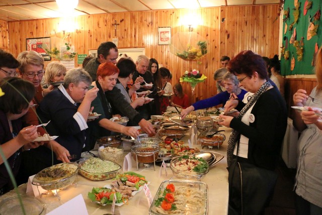 To pierwszy Festiwal Smaków w Wiosce. Tym razem gościły Smaki Regionu. Było pysznie! Bo na stole ponad 40 potraw, ciast, deserów i nalewek oraz słodkich napojów. Prace oceniało jury w dwóch kategoriach. Wybór nie był łatwy, ale nagrody trzeba było rozdać. By nikt nie poczuł się niedoceniony, każda z pań wróciła z prezentem. W akcji zorganizowanej przez Aktywne Kobiety z Wioski udział wzięło kilkanaście kół gospodyń z powiatu. Wyniki, informacje i zdjęcia w "Tygodniku Lipnowskim".Wideo: Info z Polski 19.20.2017 - przegląd najważniejszych i najciekawszych informacji z kraju