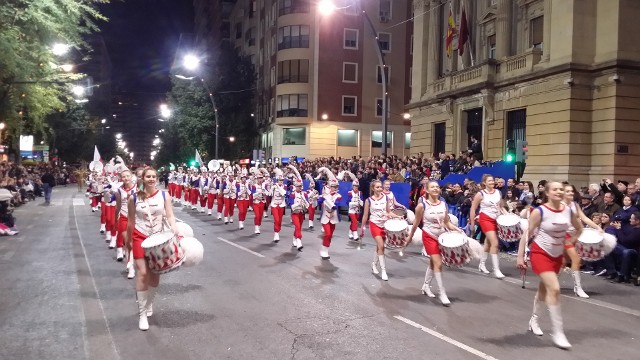 Tak dziarsko maszerowała orkiestra Grandioso w kwietniu 2018 roku podczas Fiesty Entierro de la Sardina w Murcji.