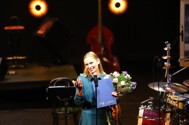 Mirosława Żak otrzymała nagrodę za rolę w spektaklu „Przodownicy miłości. Rewia związkowo-robotnicza”.Zobacz kolejne zdjęcia. Przesuń w prawo - wciśnij strzałkę lub przycisk NASTĘPNE