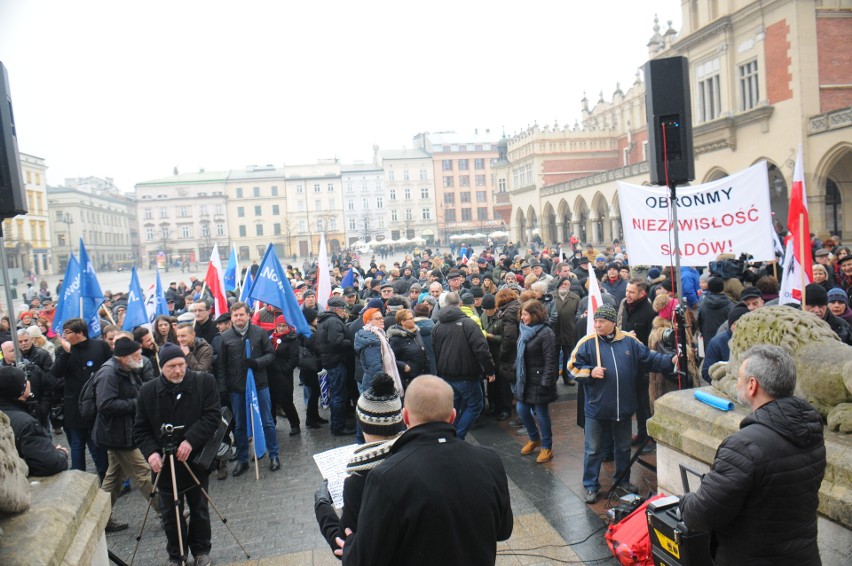 Kraków. Protest KOD-u przeciw reformie sądownictwa [ZDJĘCIA, WIDEO]