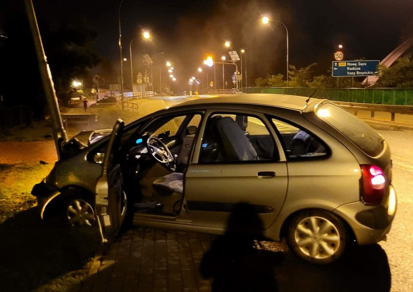 Na drodze w Kadczy samochód osobowy rozbił się w środku nocy. Kierowca zniknął