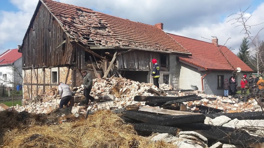 Silny wiatr zawalił ścianę stodoły w Bystrzycy pod Oławą