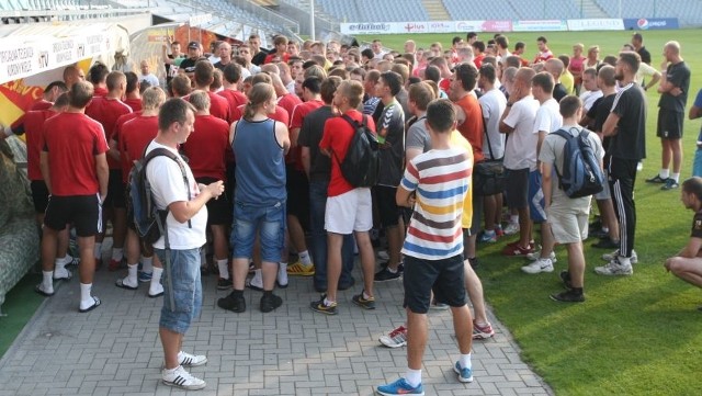 Kibice wstawili się za trenerem Leszkiem Ojrzyńskim i przyszli na stadion Korony rozmawiać z zarządem , ale zarząd  podtrzymał decyzję o rozwiązaniu umowy z tym szkoleniowcem.