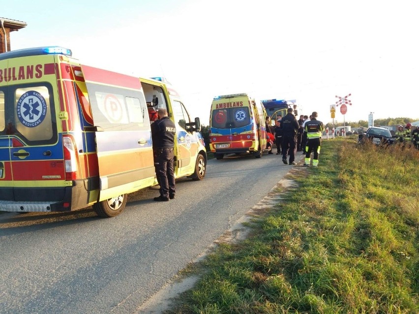 Osobówka wjechała w Opolu pod pociąg. Na miejscu pracują służby 