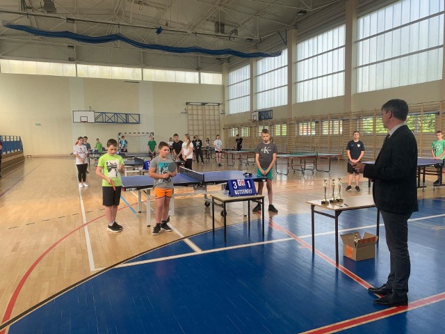 Nowe stoły do gry w tenisa stołowego otrzymali zakupiono do szkoły w Działoszycach.