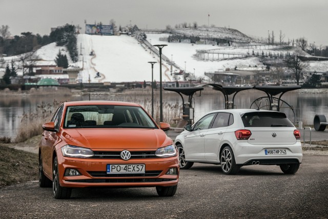 Volkswagen Polo. Szósta odsłona przeboju w rozmiarze Golfa IVPierwszy Volkswagen Polo pojawił się w 1975 roku. Wtedy był to jeszcze konstrukcyjny bliźniak Audi 50. Potem następowały zmiany i oto dziś wjeżdża na nasze drogi szóste pokolenie tego modelu. Od momentu debiutu fabryki opuściło ponad 14 milionów różnych wersji „polówek”, bo trzeba wiedzieć, że powstawały nie tylko jako trzy- i pięciodrzwiowe hatchbacki, ale również jako sedany i kombi.fot. Volkswagen