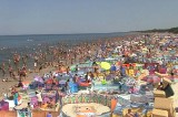 Jak radzić sobie z upałem? Czy ceny nad morzem odstraszają? - mówią turyści wypoczywający w Łebie (wideo)