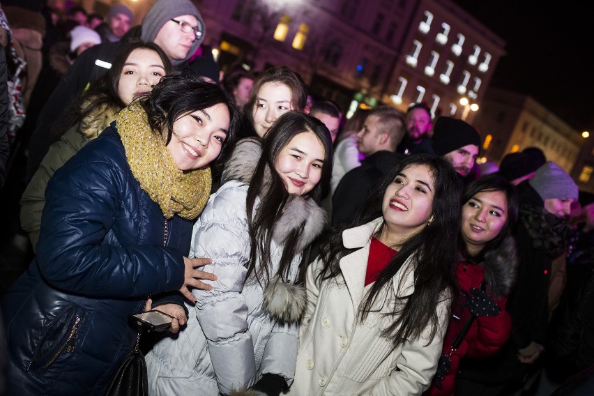 Kraków Rynek Główny. Sylwester 2016. Tak bawiła się publiczność [ZDJĘCIA, WIDEO]