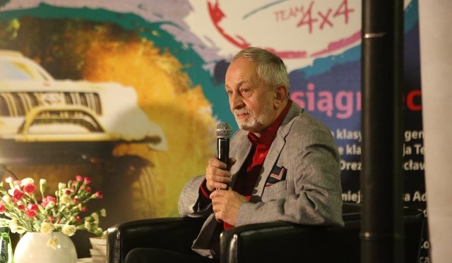 Tadeusz Biedzki podczas premiery swojej książki „Ostatnie srebrniki". Spotkanie odbyło się w katowickim salonie Toyoty w październiku 2017 roku