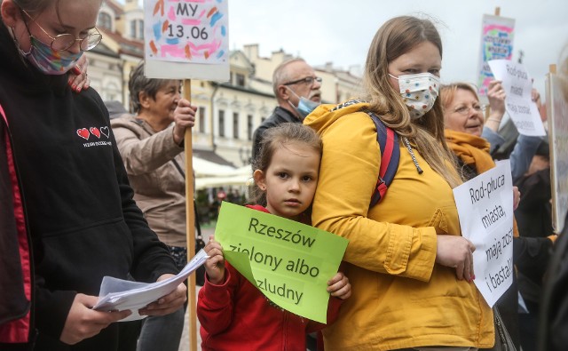 Działkowcy i obrońcy przyrody protestowali przeciwko budowie drogi na działkach w Rzeszowie.