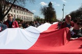 Święto Flagi w Grudziądzu. Z biało-czerwoną flagą ulicami Starówki maszerowało kilkuset mieszkańców [zdjęcia]