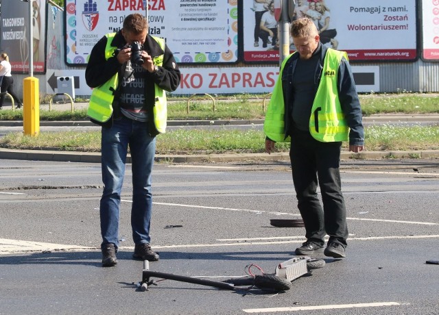 Wypadki z udziałem użytkowników hulajnóg elektrycznych są dla nich bardzo groźne, bo nie chroni ich dosłownie nic. Dlatego warto jeździć przynajmniej w kaskach.