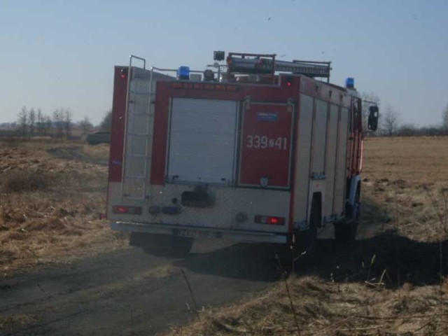 Strażacy gaszą pożar traw w Mielenku.