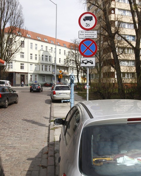 Ulica Mazurska, zakaz zatrzymywania z tabliczką o możliwości odholowania jak widać kierowcy parkują na pamięć- niekoniecznie w złej wierze, a może ich to słono kosztować.