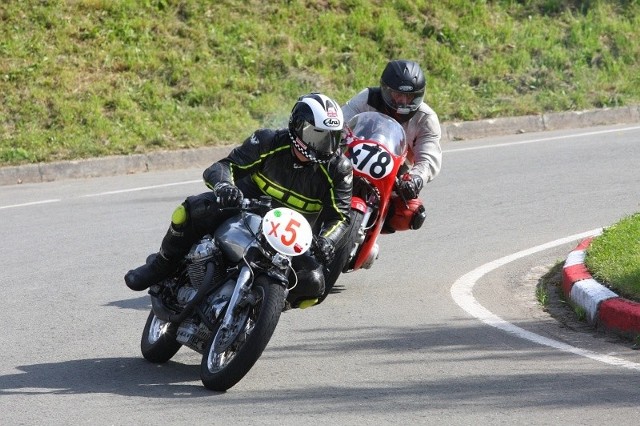 XV. wyścigi sportowych motocykli zabytkowych i sidecarów w Brannej