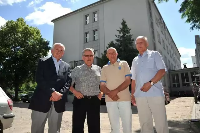 45 lat minęło - czas na spotkanie towarzyskie w gronie kolegów. Przed pierwszą siedzibą WSI przy ul. Grunwaldzkiej stoją od lewej: Marek Szymczukiewicz, Kazimierz Żynel, Jan Wołosik i Witalis Kuryłowicz.