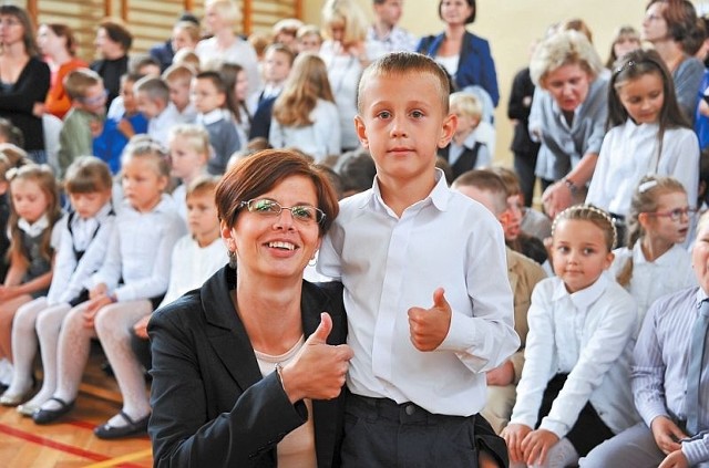 Sześcioletni Michał i jego mama Agnieszka Zajkowska uważają, że szkoła jest super. Dlatego, choć nie musiał, Michał już znalazł się w pierwszej klasie. Rodzice, którzy tak myślą są jednak w zdecydowanej mniejszości.