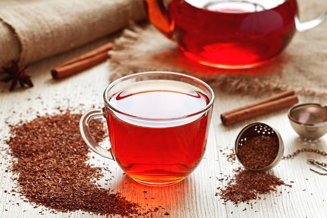 Czerwonokrzew afrykański nieco różni się od herbaty. Przede wszystkim nie zawiera kofeiny ani teiny.