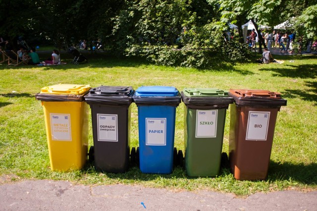 W 2020 roku na Piotrkowskiej kosze uliczne na śmieci umożliwią segregację odpadów. CZYTAJ DALEJ >>>>