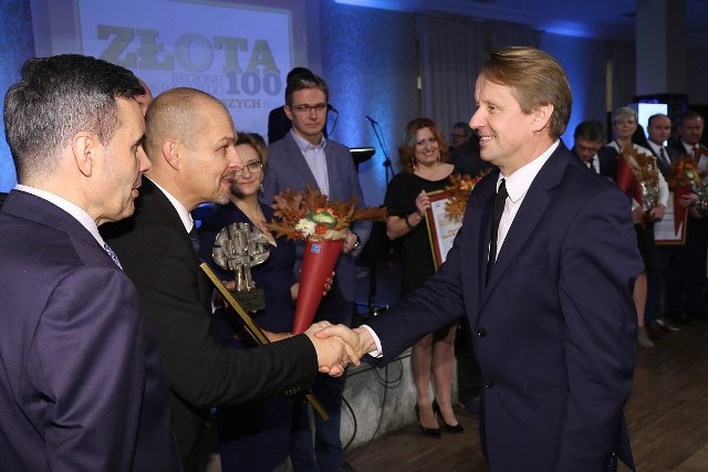Nagrodę dla GDF Suez Energia Polska wręczył dyrektorowi Jerzemu Królowi prezes Polska Press Grupa Kielce  Robert Glinkowski.