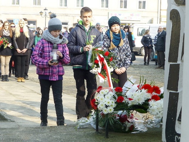 Pod pomnikiem, wiązanki kwiatów złożyli m.in. młodzi mieszkańcy gminy Mogilno.