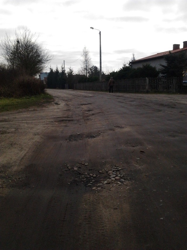 Ulica Polna jest co jakiś czas wyrównywana, ale zaraz potem rozjeżdżana. Mieszkańcy marzą o asfaltowej nawierzchni.
