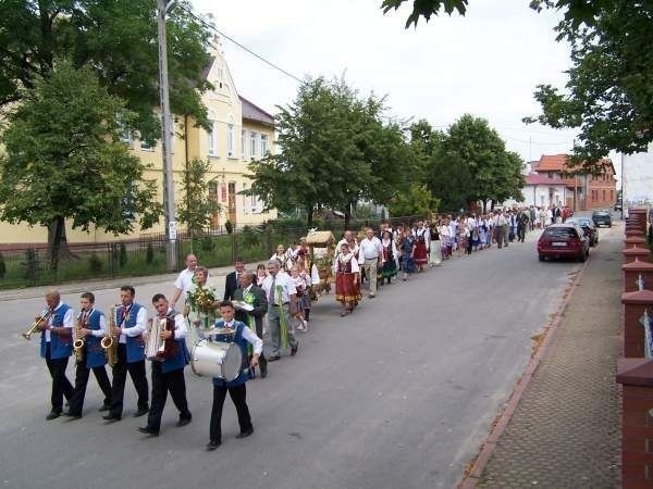 Gorzyce. Przed mszą kolorowe wieńce mogła obejrzeć cała wieś