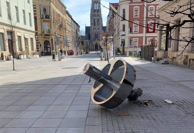 Dewastacja na Mariackiej w Katowicach. Ktoś wyrwał z posadzki i przewrócił umieszczone na ulicy poidło