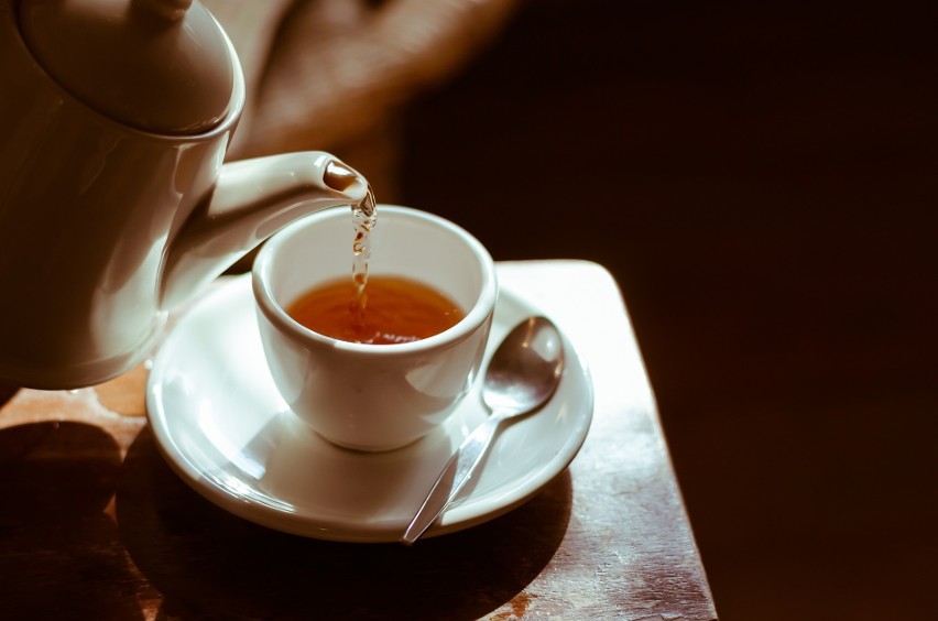 Czerwona herbata wpływa na cały organizm. Warto zatem sięgać...