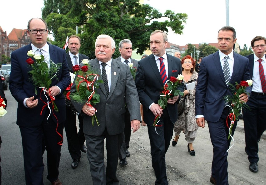 Lech Wałęsa złożył kwiaty pod Pomnikiem Poległych...