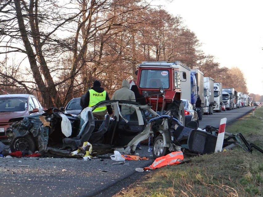 Śmiertelny wypadek w Krzyszkowicach pod Łęczycą. Zginął 31-latek [ZDJĘCIA]