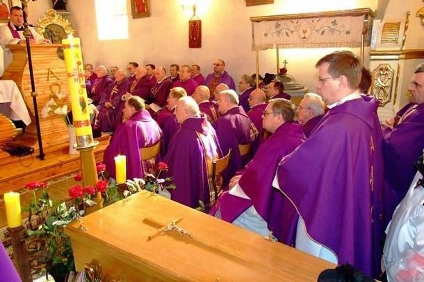 W pogrzebie uczestniczyło około 80 księży
