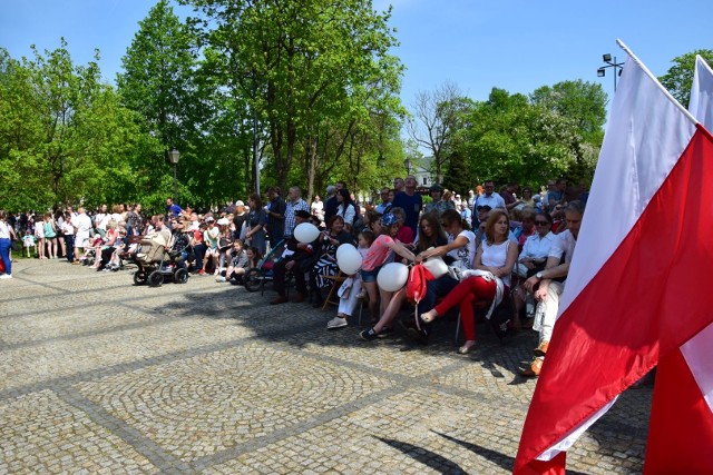 W Suwałkach trwają obchody święta Trzeciego Maja. Odbyło się już nabożeństwo i pod Dębem Wolności zostały złożone kwiaty. W parku Konstytucji 3 Maja odbyły się inscenizacje słowno-muzyczne i konkursy. O godz. 19 w konkatedrze św. Aleksandra można będzie posłuchać koncertu Marleny Borowskiej, a od 20. na placu Marii Konopnickiej wystąpi grupa Dino Jazz Band. Natomiast przy komendzie policji prezentują się mundurowi.