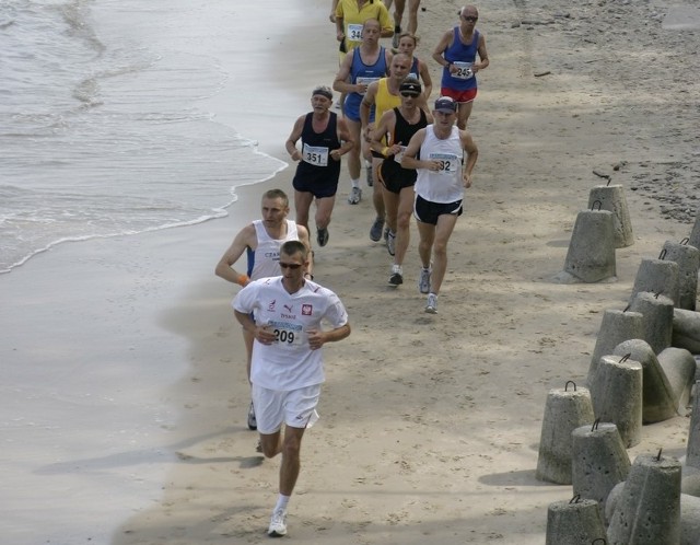 Bieg po plaży w Jarosławcu (zdjęcie z ubiegłorocznego) cieszy się popularnością nie tylko w naszym kraju. Przyjeżdża nań wielu biegaczy z zagranicy.