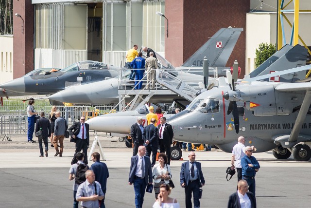 Wczoraj pierwszy dzień Air Fair 2017 był dla VIP-ów i specjalistów z branży, dziś wystawa stoi otworem dla wszystkich miłośników lotnictwa