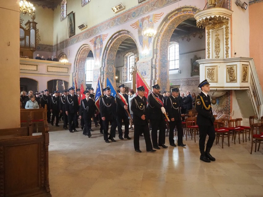 Dzień Strażaka w Andrzejewie. Tradycyjnie uroczystości rozpoczęły się mszą świętą. 7.05.2023. Zdjęcia