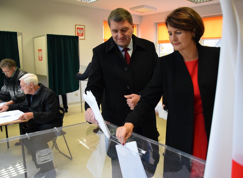 Wybory samorządowe 2018. Mieszkańcy Oświęcimia licznie ruszyli do urn. Głosował też Janusz Chwierut [ZDJĘCIA]