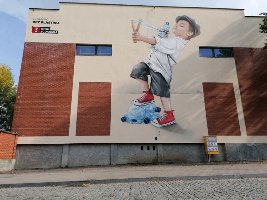 Gdańsk bez plastiku. Ekologiczny mural na fasadzie szkoły podstawowej nr 27 w Gdańsku. Namalował go Marek Looney Rybowski