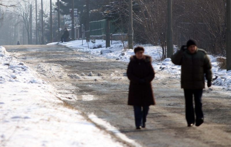 Zimą zalewany fragment ulicy Osiowej zamienia się w lodowe...
