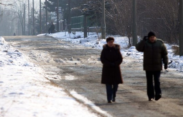 Zimą zalewany fragment ulicy Osiowej zamienia się w lodowe wertepy nie do pokonania.