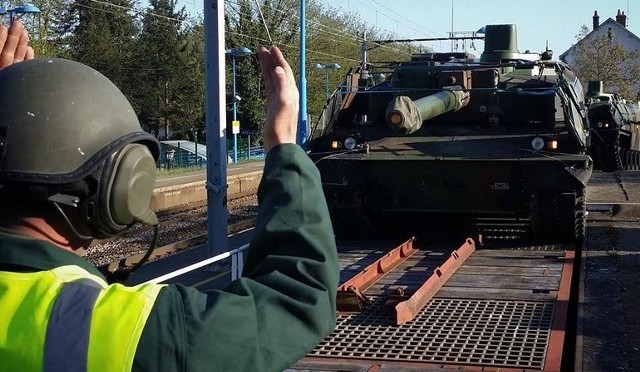 60-tonowe czołgi Leclerc w drodze do Polski. Po raz pierwszy będą na polskim poligonie.