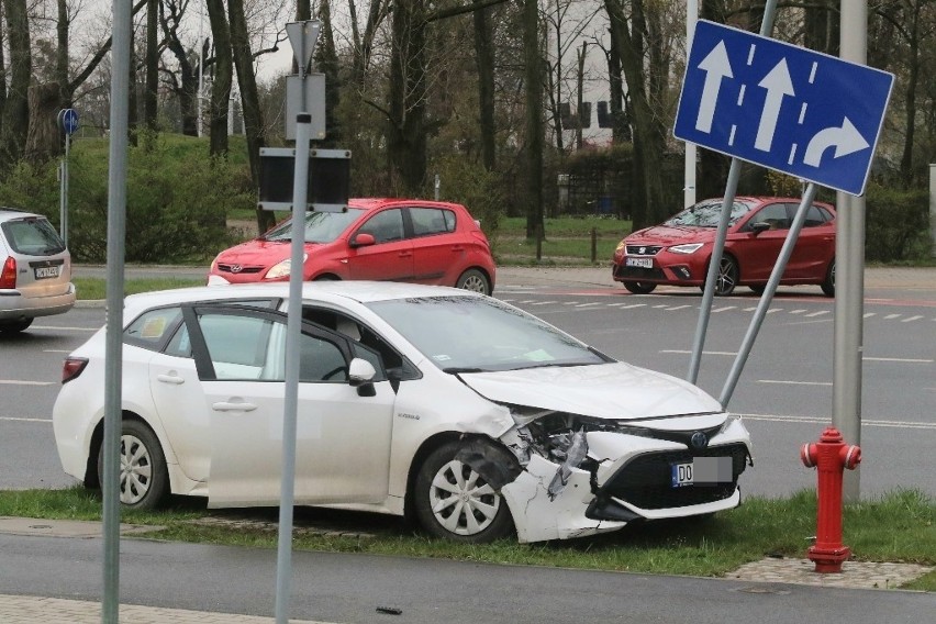 Wypadek dwóch samochodów przy dworcu głównym PKP (ZDJĘCIA)