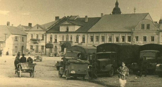 Niemieckie pojazdy wojskowe na rynku w Kętach