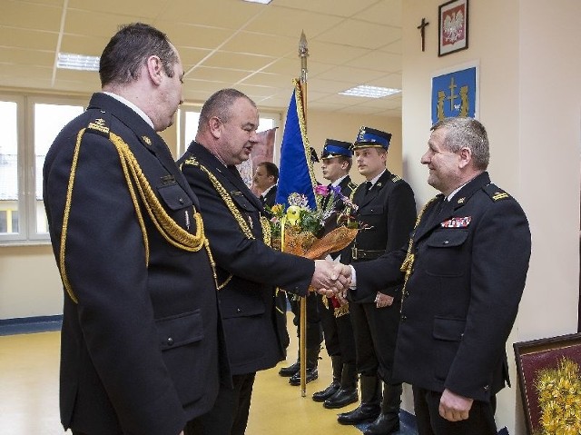 Tadeuszowi Pasternakowi (z prawej) za 30 lat służby dziękują komendant Władysław Węgrzynowicz i jego zastępca Wojciech Bucki.