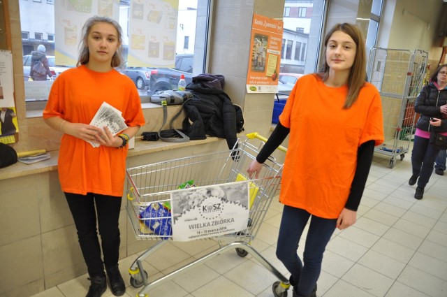 Julia Nikodem (z lewej) oraz Aleksandra Sztachera, uczennice Publicznego Gimnazjum numer 2 w Szydłowcu zasiliły grono wolontariuszy podczas akcji Kosz Pełen Dobra. Promowały ją w markecie Lewiatan.
