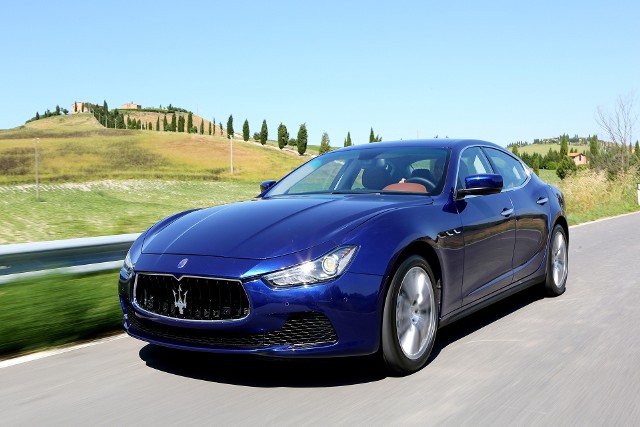 Maserati GhibliNazwanie go „podstawowym modelem” Maserati byłoby krzywdzące. Ghibli jest wygodnym na co dzień, szybkim sedanem. Nie skrywa drapieżnej natury, tylko trzyma ją na wodzy. Przyda się kierowcom praktycznym, którzy lubią mieć w pogotowiu coś ekstra na specjalną okazję. Fot. Maserati