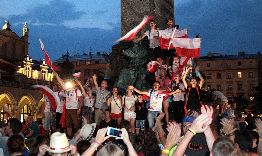 Kraków. Rynek opanowany przez pielgrzymów [ZDJĘCIA]