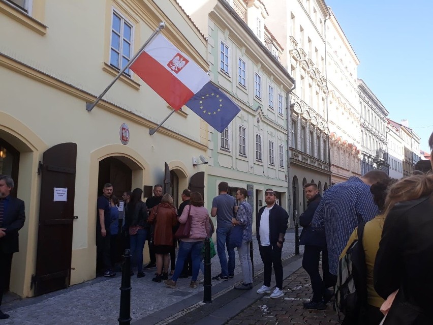 Kolejka do głosowania przed konsulatem w Pradze (Czechy)